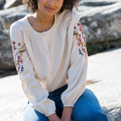 Blouse brodée boutonnée unie