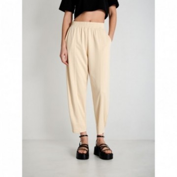 Pantalon avec pli permanent sur le devant